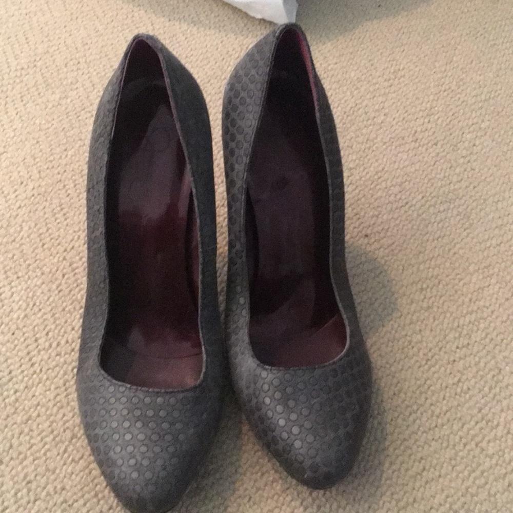 Jessica Simpson grey pumps